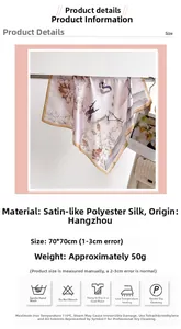 Vista dettagliata del foulard in raso 70cm con stampe viola di gru e fiori di loto