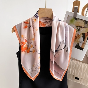 Foulard in seta 70cm con stampa di gru e fiori per un look professionale ed elegante