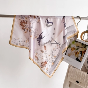 Elegante foulard quadrato da 70cm effetto seta con stampa gru e motivi floreali