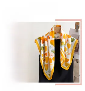 Dettaglio di un foulard in seta da 70 cm con motivi a cuori colorati su una gruccia