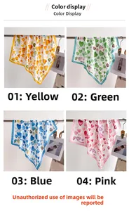 Quattro opzioni di colore per foulard quadrati con stampa a cuore esposti su supporti