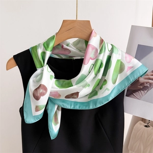 Elegante foulard in seta da 70cm con cuori colorati esposto su una gruccia in legno