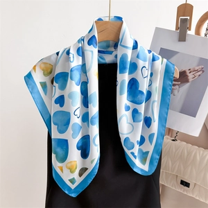 Foulard di seta 70cm a quadri con cuori blu appeso a una gruccia di legno per donne