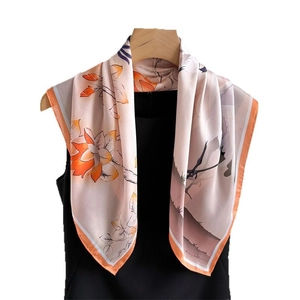 Sciarpa in seta 70cm con stampa gru e fiori arancioni su elegante base beige