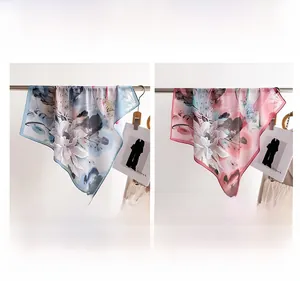 Détails des carrés de soie aux motifs floraux élégants en versions bleu et rose