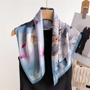 Carré de 70cm en imitation soie bleu clair avec imprimé lotus sur cintre en bois