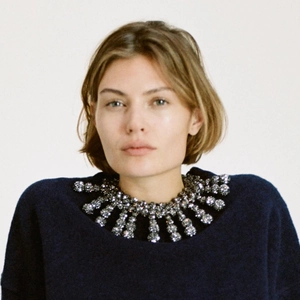 Collier plastron fait main à plusieurs rangs avec sphères argentées sur un pull