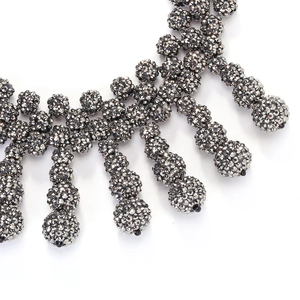 Collier plastron multicouche avec perles de cristal gris et pompons boules brillants