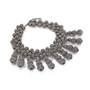 Collier plastron multicouche à perles métalliques et pampilles gris foncé