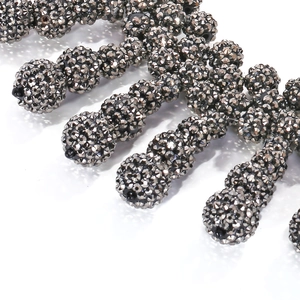Collier multicouche perlé fait main en métal fusil avec détails de franges à boules