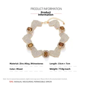 Détail du collier choker cœur en strass avec base en alliage et pierres ambrées