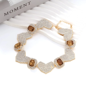 Choker doré de luxe avec cristaux bruns et pavé de diamants sur socle blanc chic