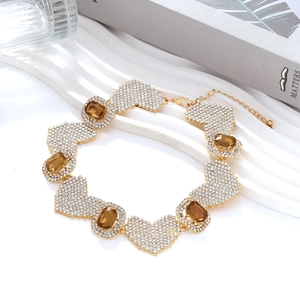 Collier ras de cou doré luxueux avec cœurs en strass et maillons de cristal ambré