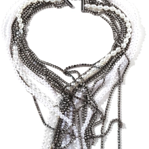 Collier multicouche avec perles d'imitation et franges de strass sur chaînes sombres