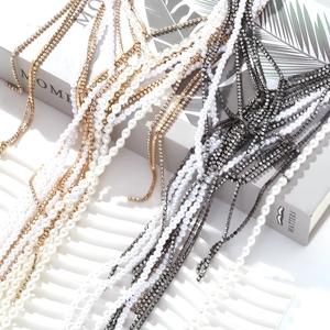 Détail de chaînes à pompons multicouches en perles et strass pour accessoires DIY