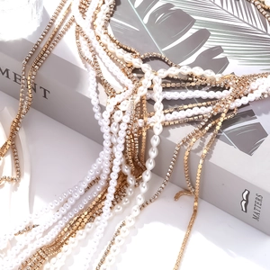 Collier multicouches fait main en perles avec chaînes en strass et pompons