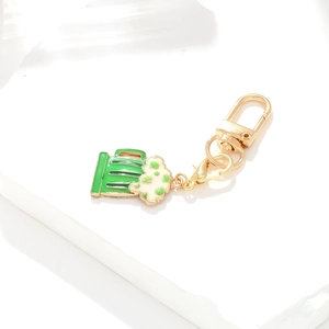 Porte-clés chope de bière verte de la Saint-Patrick sur un fond en pierre blanche
