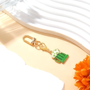 Porte-clés de chope à bière verte de la Saint-Patrick avec trèfle et fermoir doré