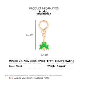 Détail du porte-clés trèfle vert avec inscription LUCK et ornements de perles nacrées