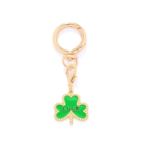 Porte-clés doré avec pendentif trèfle vert émaillé, texte Luck et bordure perlée