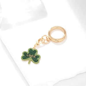 Porte-clés trèfle vert avec lettrage Luck doré et détails scintillants de haute qualité