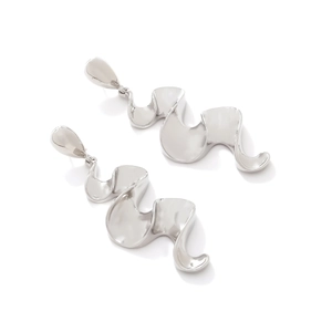 Minimalist silver wavy drop earrings with a polished fluid metal silk design for women