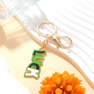Porte-clés à lettres LUCKY avec dégradé d'émail vert et cristaux brillants dorés