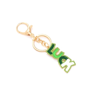 Porte-clés LUCK doré avec dégradé d'émail vert et cristaux brillants sur fond blanc pur