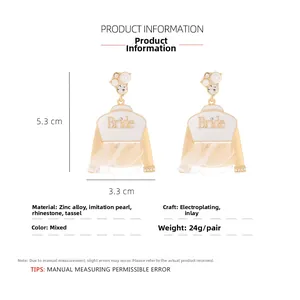 Détail des boucles d'oreilles BRIDE en robe avec perles et tulle de 5,3cm x 3,3cm