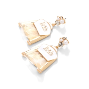 Détails de boucles d'oreilles de mariée faites à la main en or et perles avec tulle blanc
