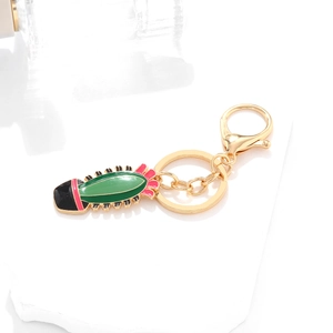 Porte-clés cactus en émail vert et rose avec fermoir mousqueton doré sur marbre