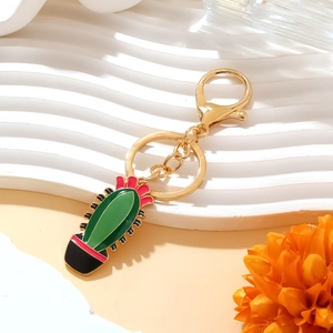 Porte-clés cactus chic avec fleurs en émail coloré et fermoir mousqueton doré élégant