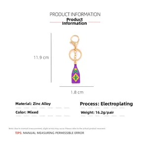 Détail d'un porte-clés bouteille en émail violet avec iris jaune et ses dimensions