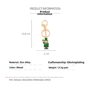 Detailansicht St. Patrick Leprechaun Schlüsselanhänger mit grünem Emaille auf Zinklegierung