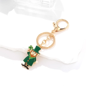 Grüner St. Patrick's Day Kobold Schlüsselanhänger mit Klee auf weißem Steinpodest