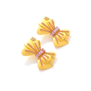 Détail de boucles d'oreilles nœud avec cristaux roses et blancs et placage or jaune