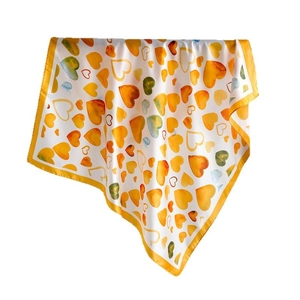 Foulard quadrato in finta seta 70cm con stampe a cuore acquerello su sfondo bianco