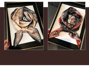 Détail de foulards en soie double couche à motif cachemire en beige et noir