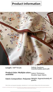 Détail de l'écharpe double couche en polyester à motifs floraux et finition satinée