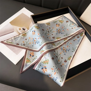 Élégant foulard en soie double épaisseur à motif floral bleu clair et orange pour femme
