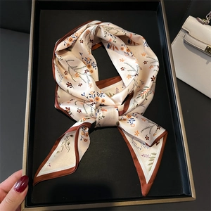 Foulard élégant en soie à imprimé floral vintage et bordure marron sur plateau doré