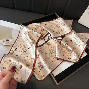 Écharpe élégante en soie florale beige avec imprimés botaniques orange et fini satiné