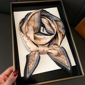 Écharpe double couche en soie à motif cachemire en champagne et noir pour le style bureau