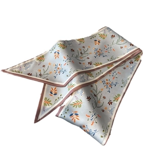 Foulard étroit en soie bleu clair à motifs floraux et pointes en diagonale pour femme