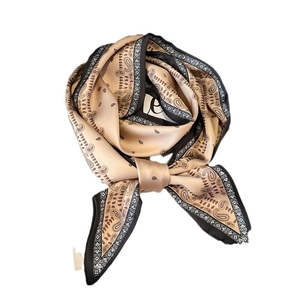 Foulard en soie double épaisseur à motif paisley doré champagne et bordure noire