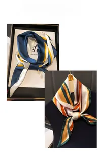 Détails de foulards en soie rayés élégants avec texture lisse et motifs colorés