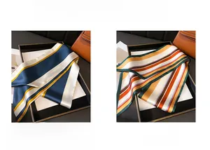 Vue détaillée de foulards en soie aux rayures géométriques bleu marine et orange pour femme