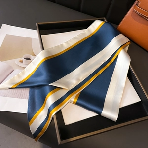 Foulard twilly en soie à rayures bleu marine et gingembre sur un sac à main