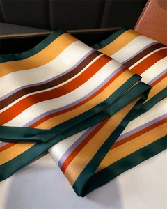 Détail macro d'un foulard en soie satinée à rayures multicolores avec texture brillante