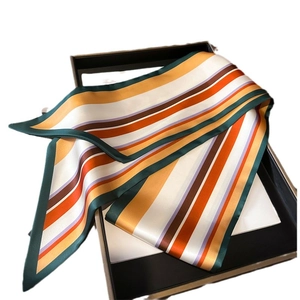 Élégant foulard en soie avec rayures colorées et coffret cadeau de luxe pour femme